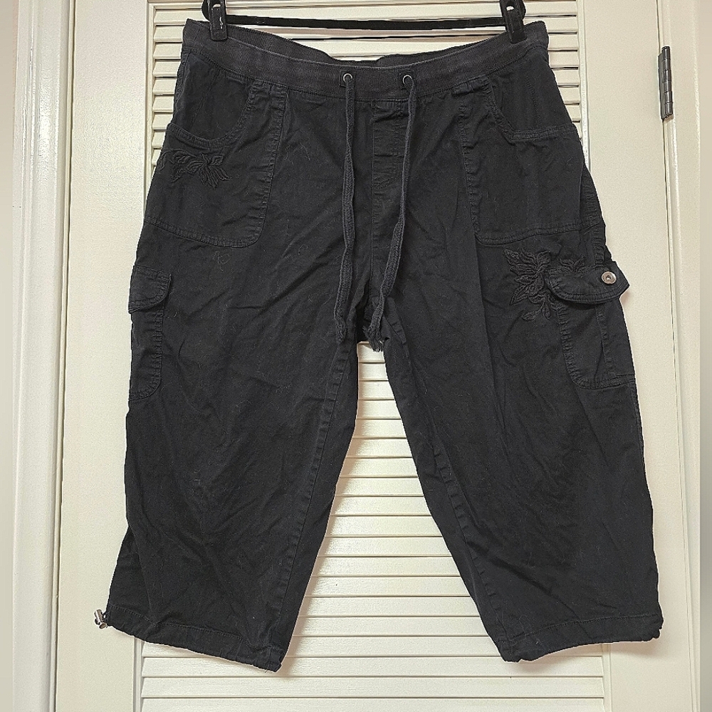 Terra & Sky - (Plus-Size) Black Cotton Shorts With Embroidered Detail & Pockets